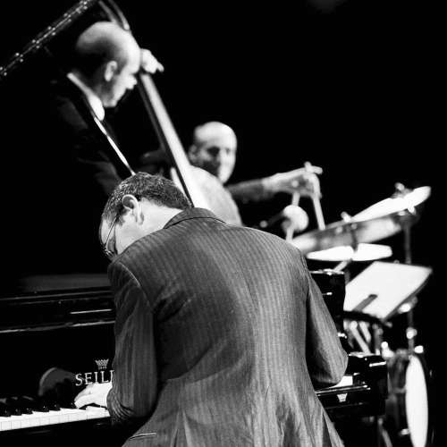 U.J.T. rencontre Erik Satie